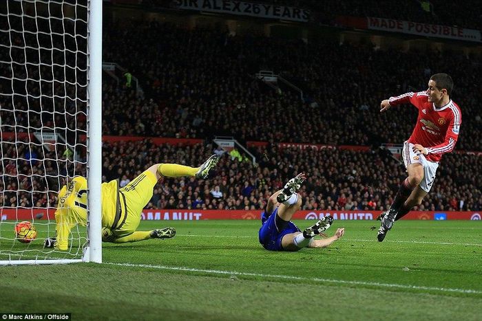 Thibaut Courtois saves an Ander Herrera shot