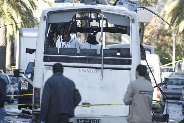Tunisian forensics police inspect a Tunisian presidential guard bus at the scene of a suicide bomb attack in Tunis, Tunisia November 25, 2015. REUTERS/Zoubeir Souissi