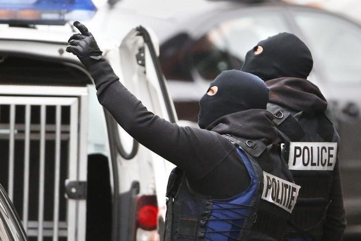 Belgian police stage a raid, in search of suspected muslim fundamentalists linked to the deadly attacks in Paris, in the Brussels suburb of Molenbeek, November 16. 2015.    REUTERS/Yves Herman