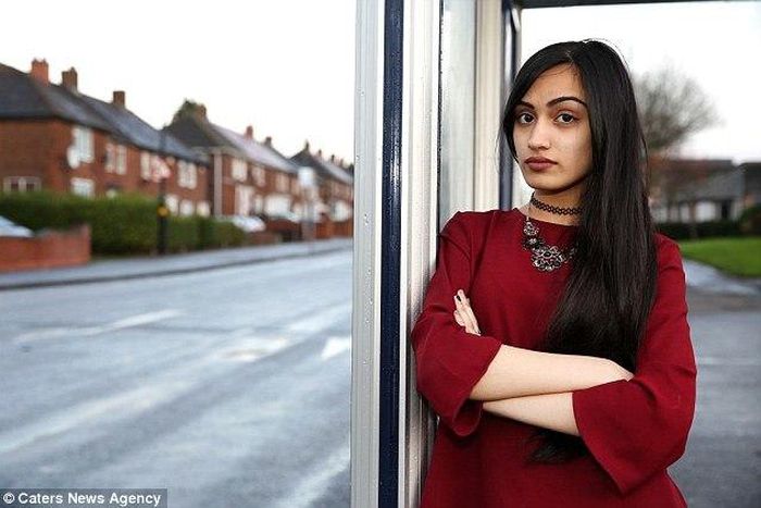 15-year old girl thrown off a bus because she was wearing too much make-up