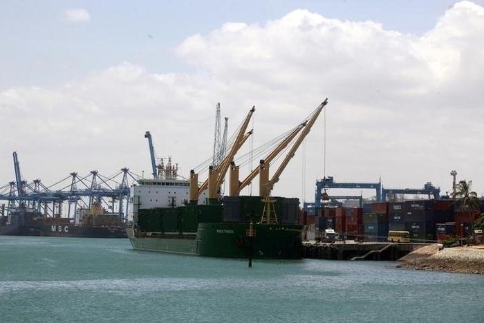 Ships dock at the main port in Kenyan coastal city of Mombasa, February 25, 2013.  REUTERS/Joseph Okanga