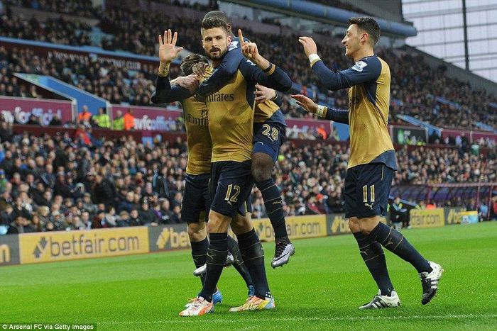 Olivier Giroud and his teammates celebrate his opener