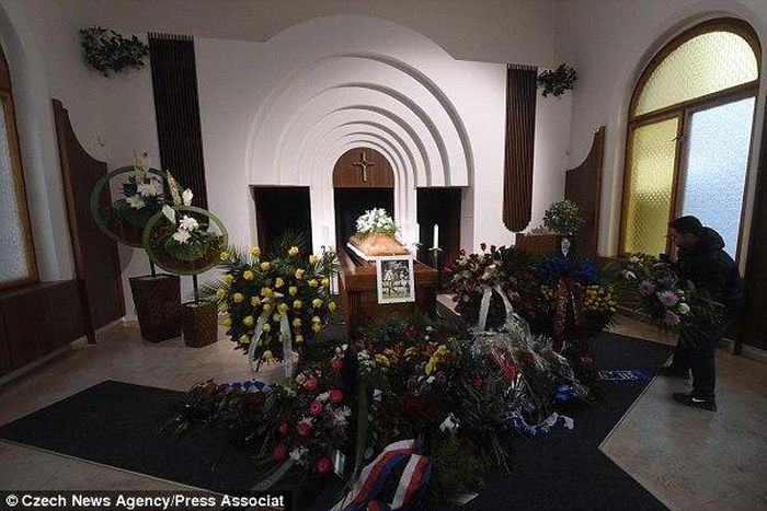 Pavel Srnicek laid to rest