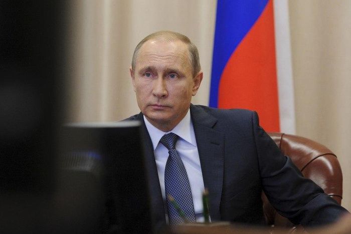 Russian President Vladimir Putin attends a video conference with Russia's personnel engaged in Syria military operation, at the Novo-Ogaryovo state residence outside Moscow, Russia November 20, 2015. REUTERS/Mikhail Klimentyev/Sputnik/Kremlin