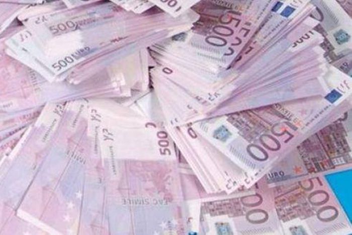 Austrian police baffled by tens of thousands of euros scattered in Danube