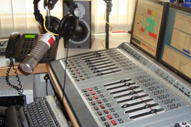 Radio presenter punished for playing Christmas song 24 times