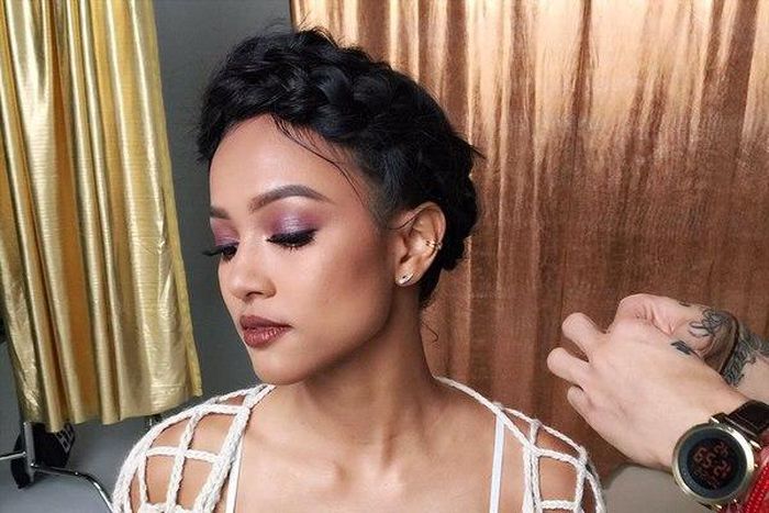 Karreuche Tran tries out products from her Kaepop beauty line