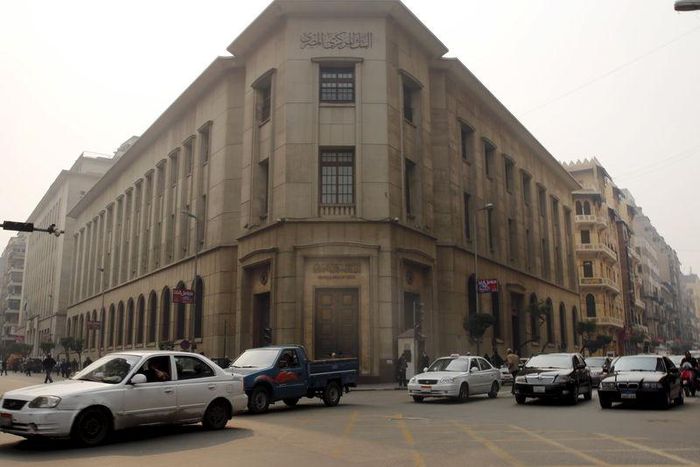 People and vehicles are seen caught in a traffic jam in front of the Central Bank of Egypt's headquarters in downtown Cairo, Egypt, December 21, 2015. REUTERS/Amr Abdallah Dalsh
