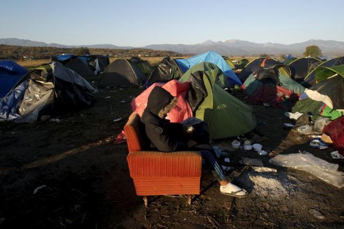 Greece starts removing stranded migrants at Macedonia border