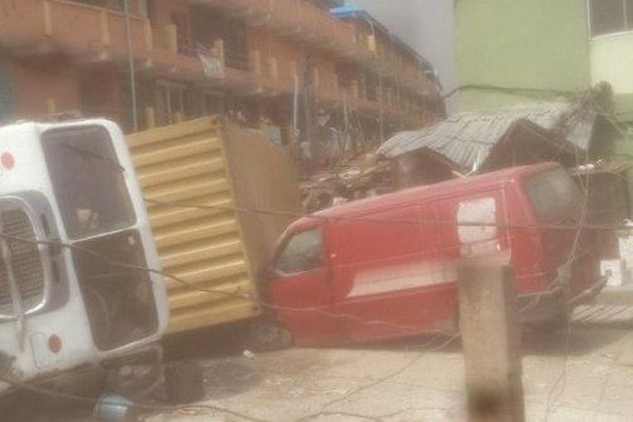 Trailer falls on vehicle in Lagos