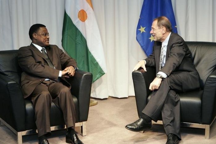 Javier Solana listens to Niger's former Prime Minister Seyni Oumarou (L) at the EU Council in Brussels, in a file photo. REUTERS/Francois Lenoir