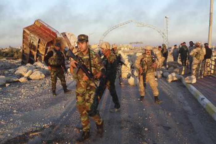 Iraqi security forces gather to advance towards the centre of Ramadi city, December 25, 2015.