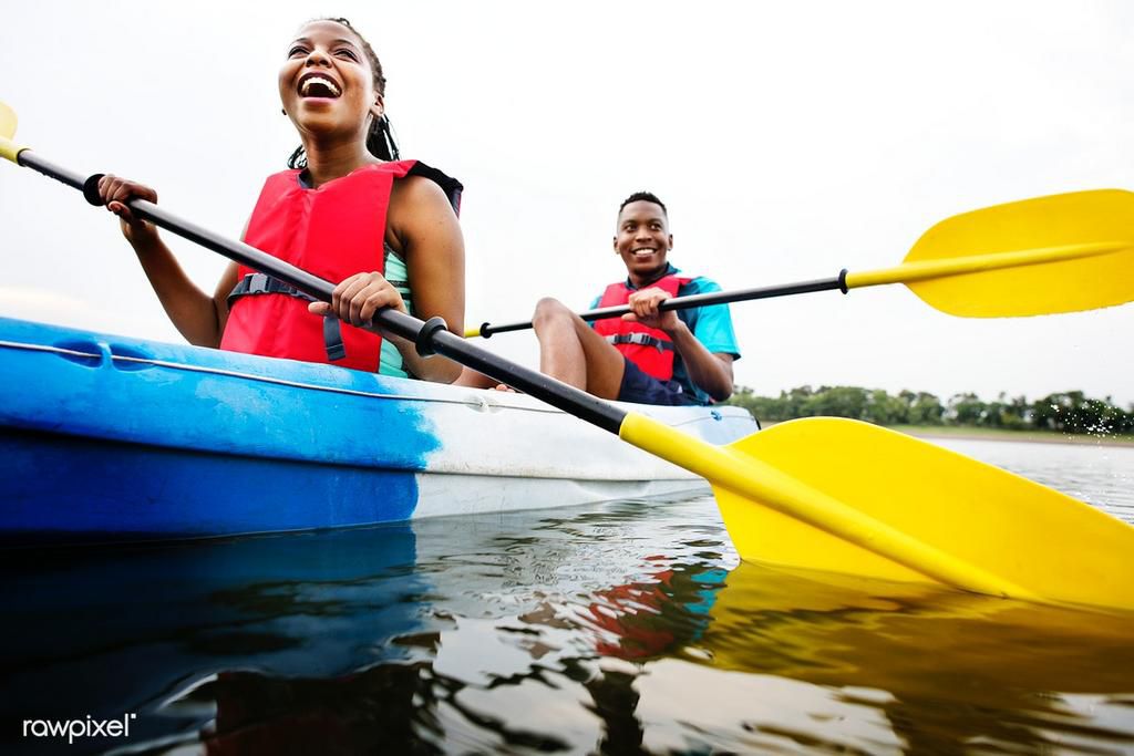 Couple kayaking [RawpixeL]
