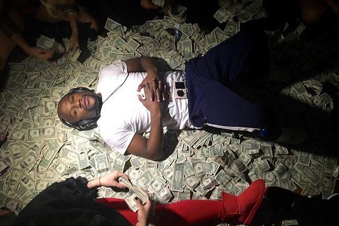 Floyd Mayweather sleeps on a bed of money