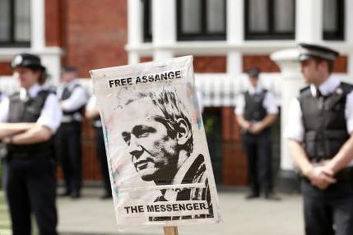 Police and protesters wait for Wikileaks founder Julian Assange to speak to the media outside the Ecuador embassy in west London August 19, 2012.