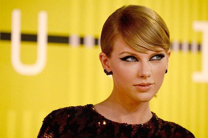Taylor Swift donates 25,000 books to schools in need