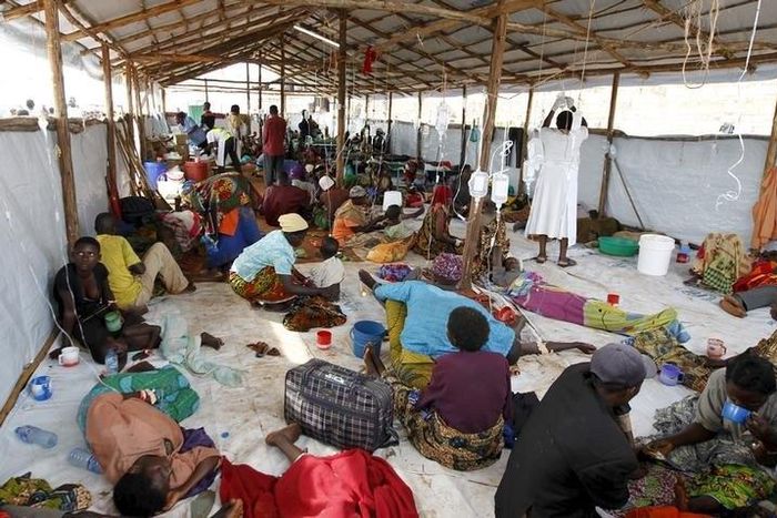 A general view shows Burundian refugees receiving treatment at a makeshift clinic at the Lake Tanganyika stadium in Kigoma western Tanzania, May 19, 2015. REUTERS/Thomas Mukoya