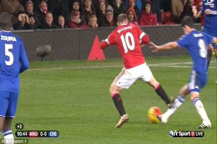 Wayne Rooney apologises for his dangerous tackle on Oscar