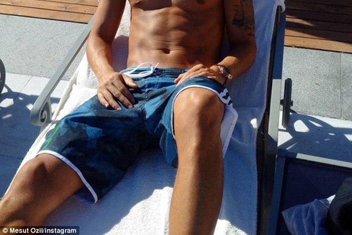 Mesut Ozil relaxes under the sun after win against Manchester City