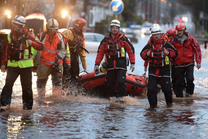 ___4499462___https:______static.pulse.com.gh___webservice___escenic___binary___4499462___2015___12___27___12___UK-flooding_2