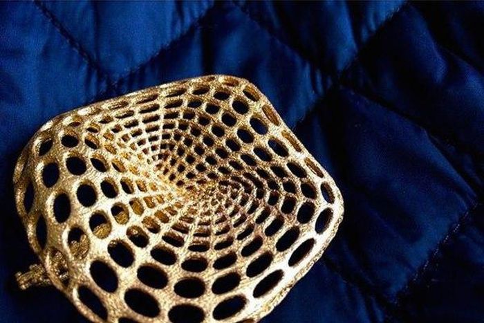 Gold plated SS '16 brooch/pendant