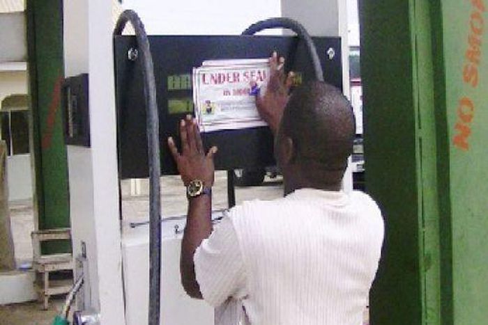 DPR agent sealing a filling station.