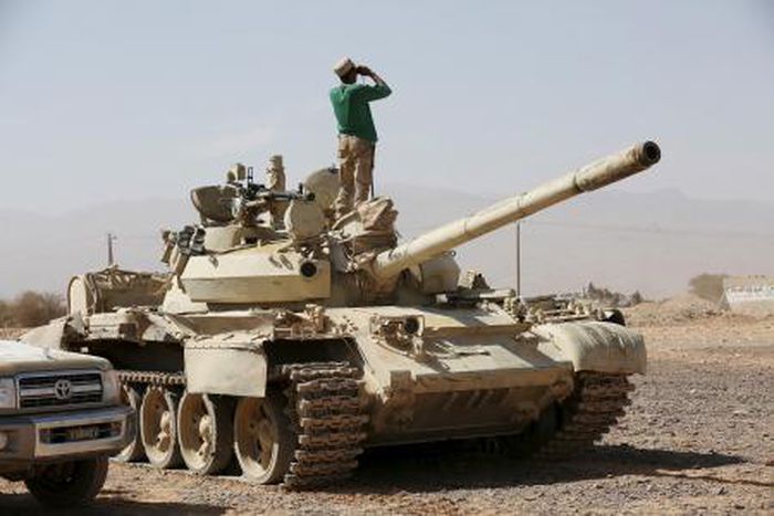 A soldier loyal to Yemen"s President Abd-Rabbu Mansour Hadi stands atop a tank as he uses binoculars in Majaz district, in the country"s northwestern provinceo of Marib, after the pro-Hadi forces took the area from Houthi rebels, December 18, 2015.