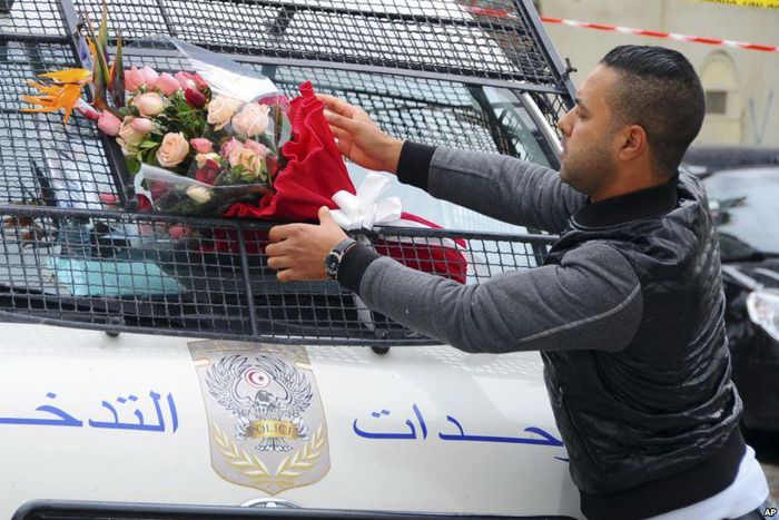 Tunisia forces seize bomb cache, arrest militants