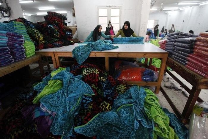 Labourers work at a textile mill in Mahalla el-Kubra, about 110 km north of Cairo March 5, 2014. REUTERS/Mohamed Abd El Ghany