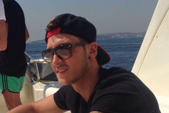 Mesut Ozil enjoys short break on yacht 