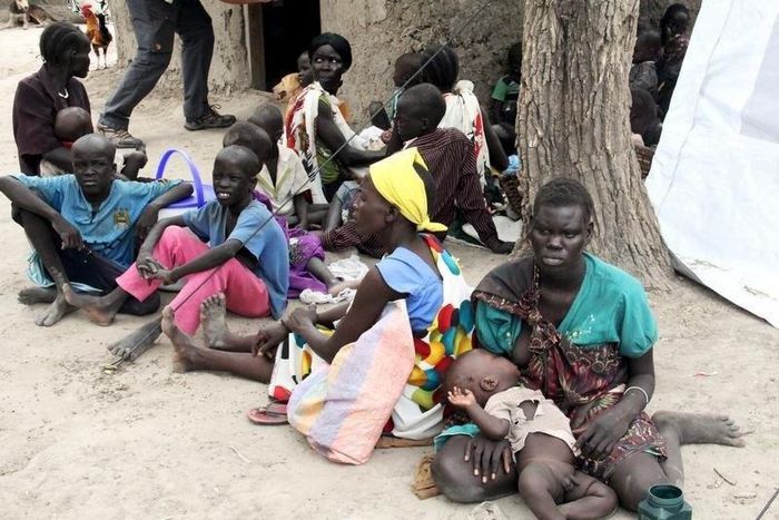 Residents displaced due to the recent fighting between government and rebel forces in the Upper Nile capital Malakal wait at a World Food Program (WFP) outpost where thousands have taken shelter in Kuernyang Payam, South Sudan May 2, 2015. REUTERS/Deni...