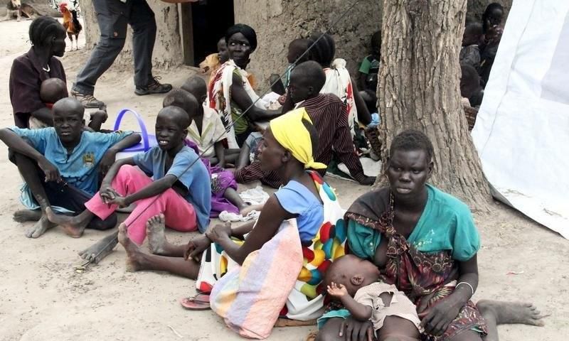 Residents displaced due to the recent fighting between government and rebel forces in the Upper Nile capital Malakal wait at a World Food Program (WFP) outpost where thousands have taken shelter in Kuernyang Payam, South Sudan May 2, 2015. REUTERS/Deni...