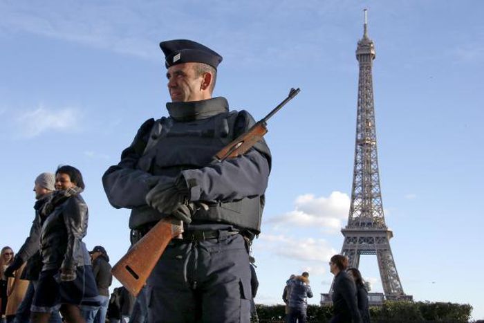 Paris bar reopens three weeks after attacks