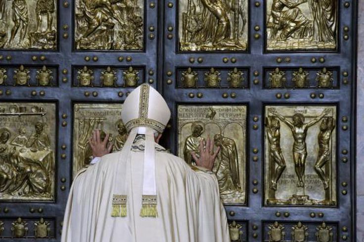 Machine guns, no-fly zone guard pope's opening of Holy Year
