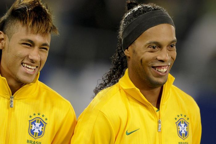 ___4497177___https:______static.pulse.com.gh___webservice___escenic___binary___4497177___2015___12___26___14___neymarronaldinho-cropped_e0b1an4sxv41xx037452u33r