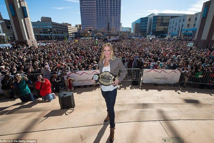 Holly Holm gets huge heroic welcome at home in New Mexico