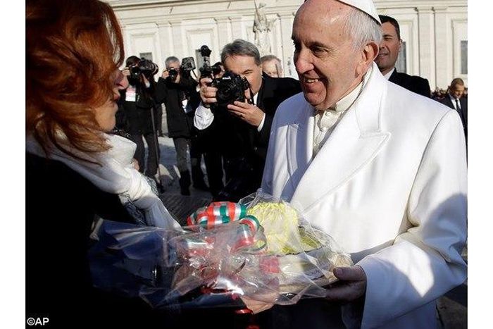 Pope Francis receiving birthday cake from Mexican journalist.