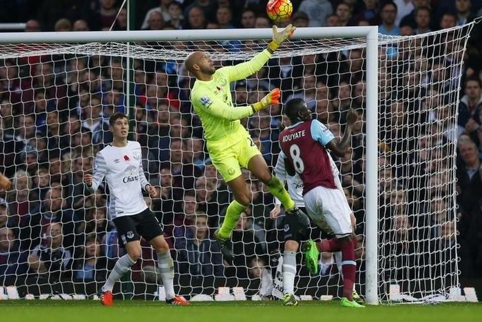 Everton's Tim Howard in action Reuters / Eddie Keogh Livepic