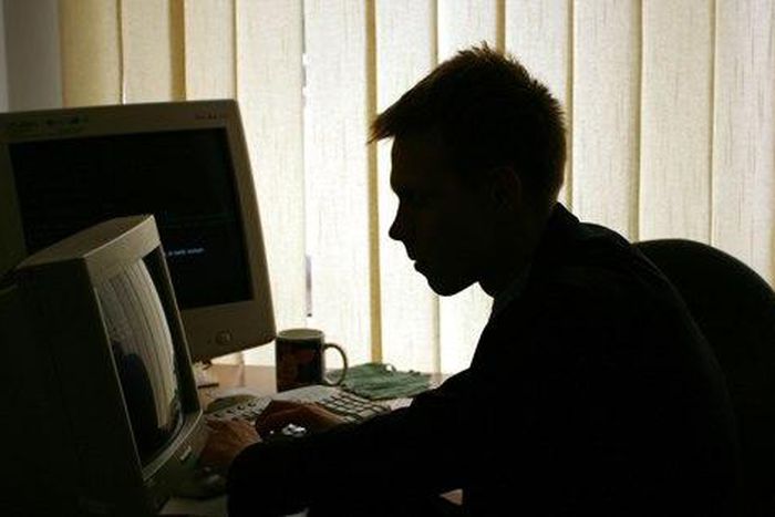 Man's date from tinder robs him at gun point