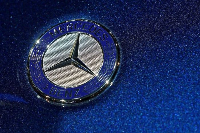A Mercedes logo is seen on a car at the Brussels International Auto Show January 22, 2015. The car show runs on Jan. 16-26. Picture taken January 22, 2015. REUTERS/Yves Herman