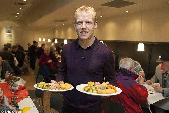 Steven Naismith feeds homeless people in Glasgow