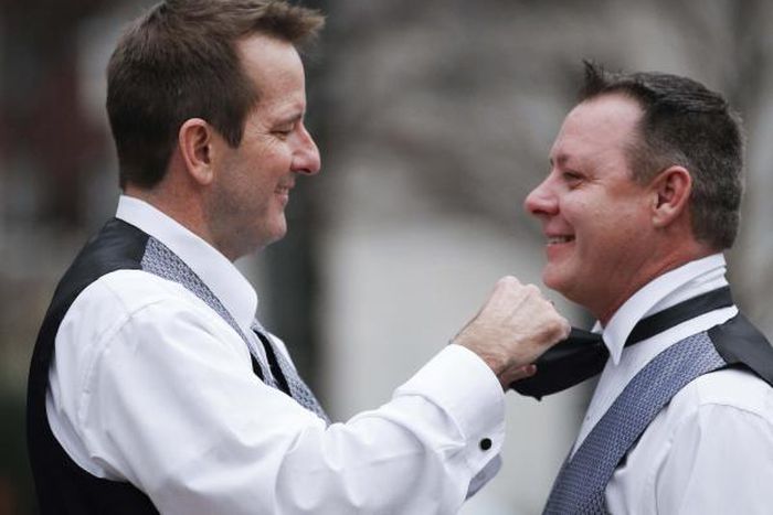 Alabama chief justice orders halt to same-sex marriage licenses