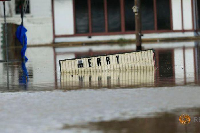 Christmastime storms, tornadoes kill at least 43 in U.S.
