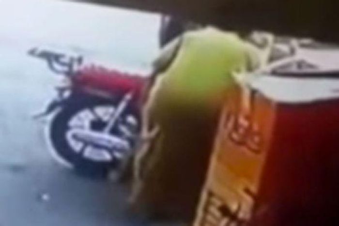 Woman punches man who tries to pinch her bumbum