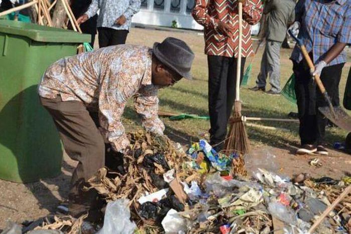 Tanzanian President, John Magufuli joins citizens to cleans streets in Dar Es Salaam