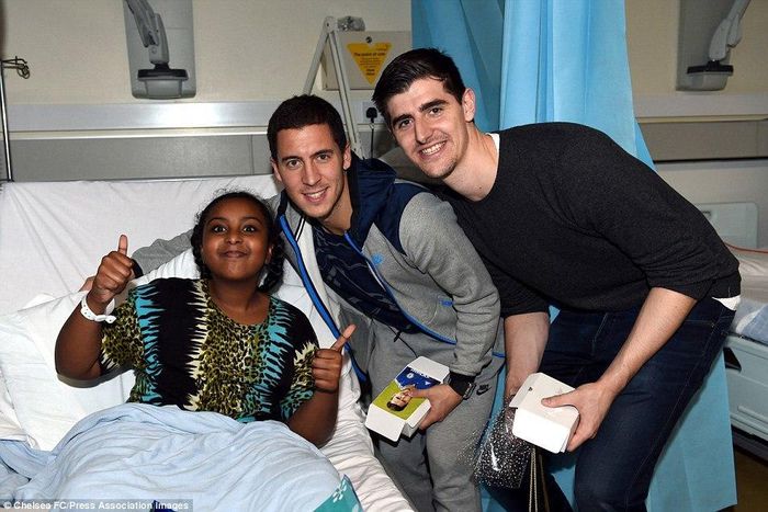 Chelsea players visit sick children in hospital