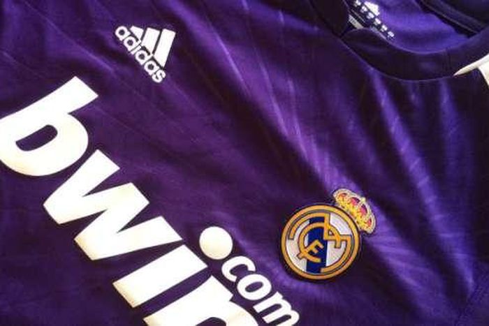 Real Madrid 2010-2011 purple jersey