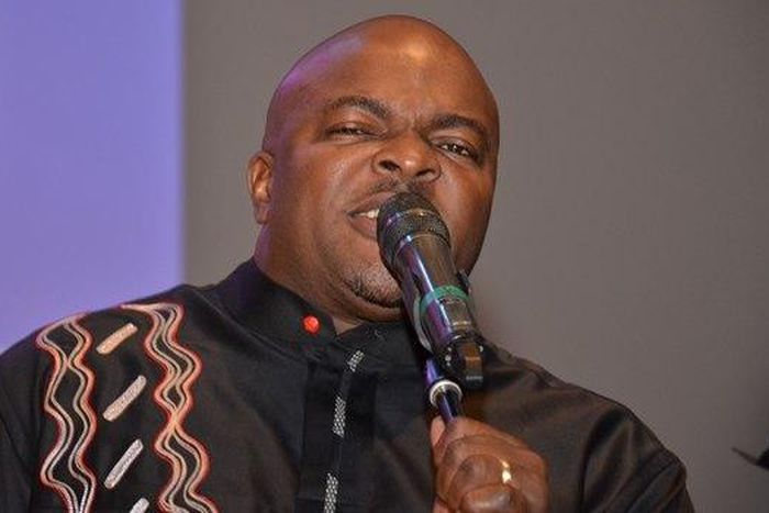 Akin Shuga performing