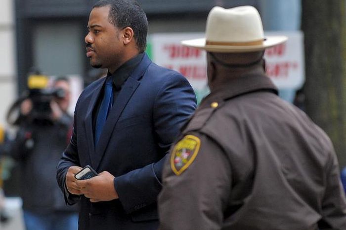 Baltimore on edge after mistrial in policeman's manslaughter case