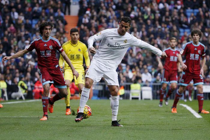 Football Soccer - Real Madrid v Real Sociedad - Spanish Liga BBVA - Santiago Bernabeu stadium, Madrid, Spain - 30/12/15 Real Madrid's Cristiano Ronaldo in action REUTERS/Juan Medina